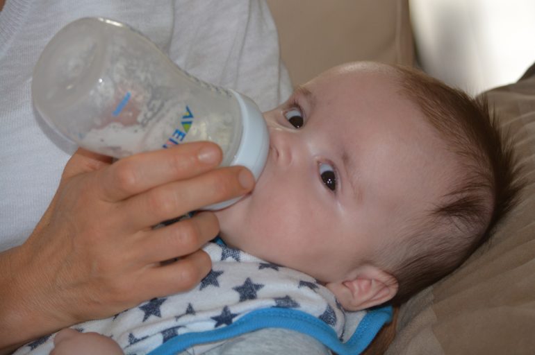Alimentar bebé a leite de biberão